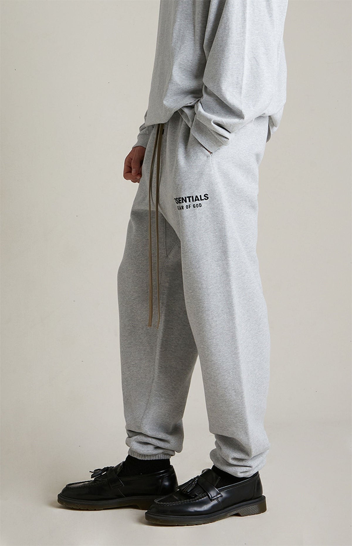 Essentials Sweatpants “Light Heather Gray” (FW24) – תמונה 3