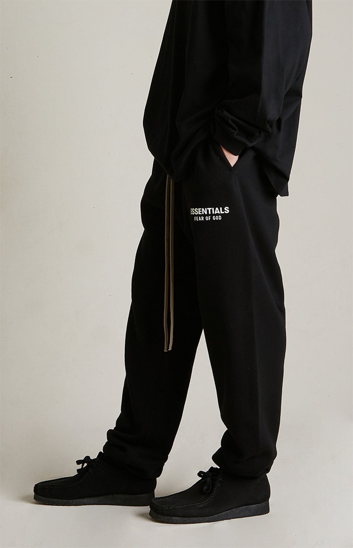 Essentials Sweatpants “Black” (FW24) – תמונה 4